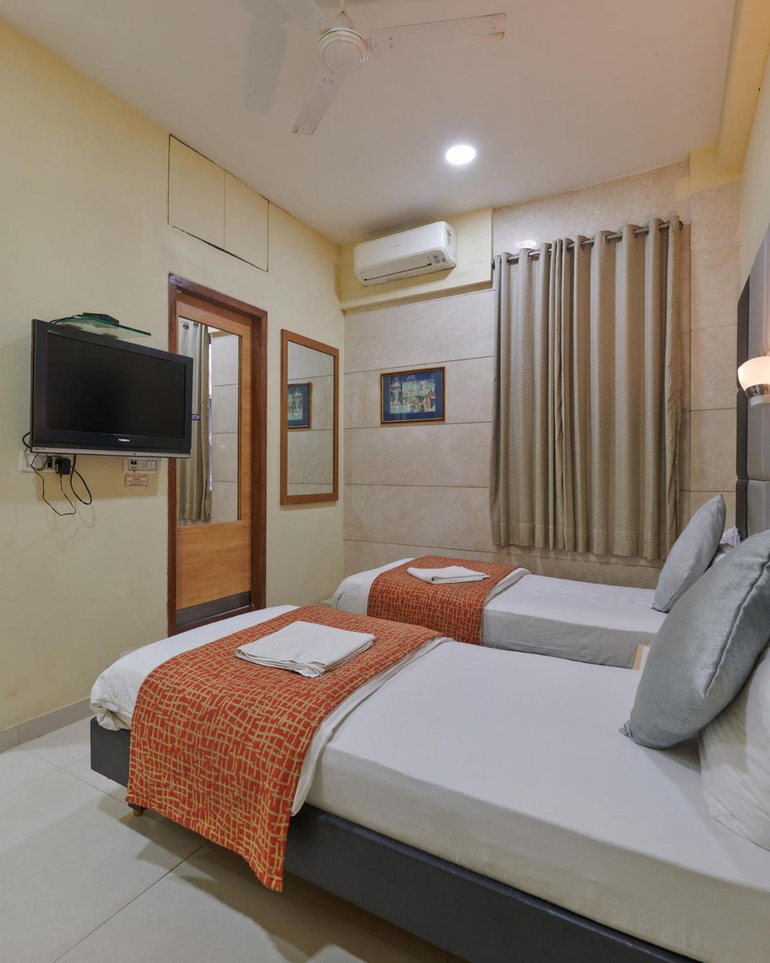 Bentley Hotel Marine Drive Mumbai Exterior foto