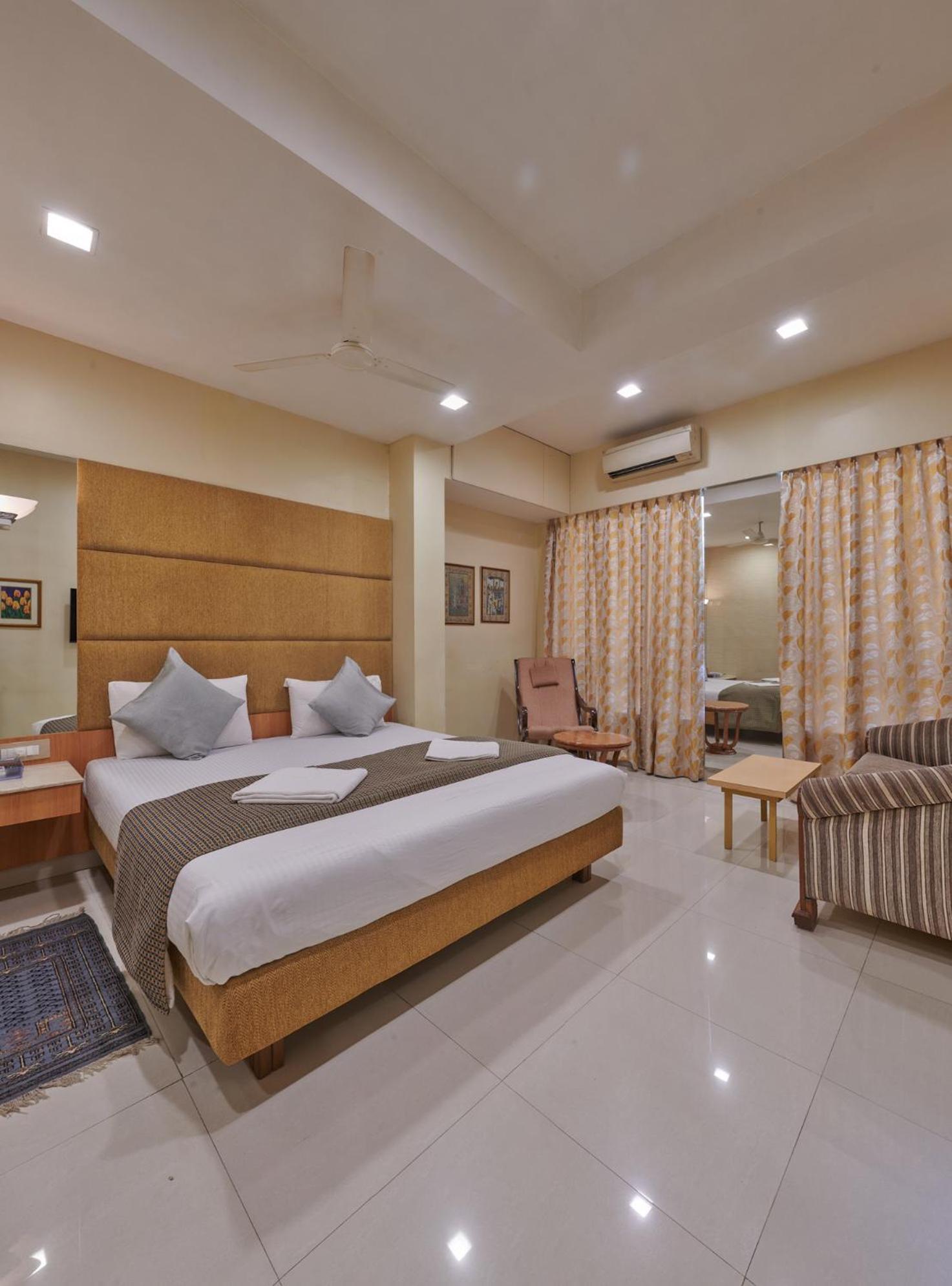 Bentley Hotel Marine Drive Mumbai Exterior foto